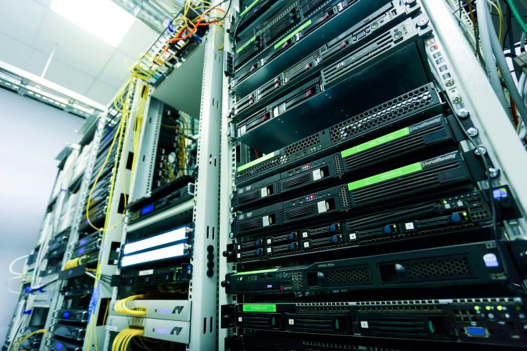 Cum aleg un data center potrivit pentru infrastructura IT a afacerii mele?